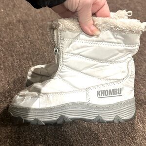 Preowned Big Girls Khombu White Winter Boots Sz 12